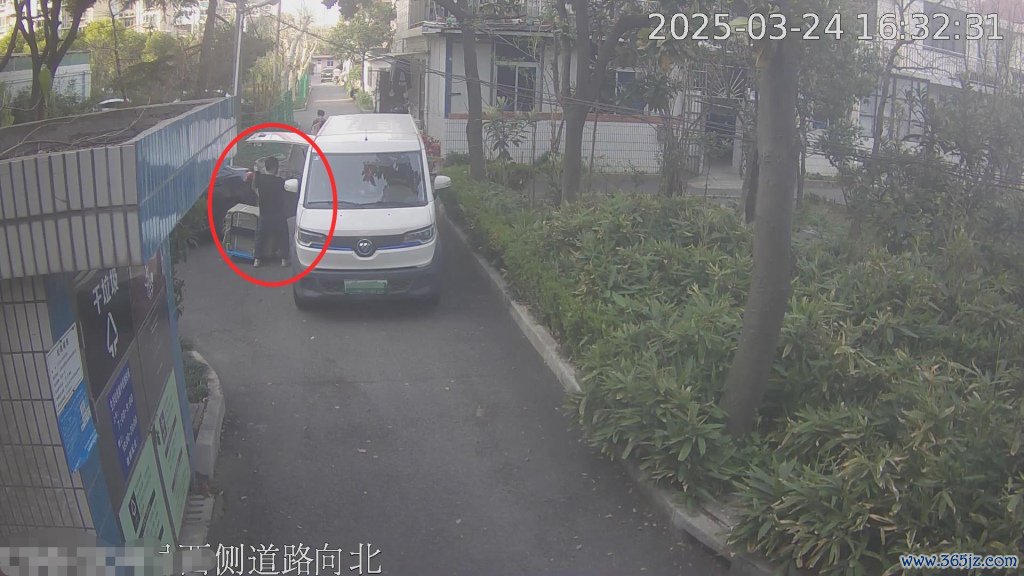 一级收药东谈主周某、司机丁某来到二级收药东谈主滕某住处搬运药品。上海市公安局供图