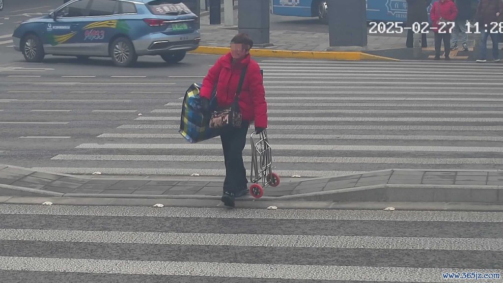 三级收药东谈主陈某向不同参保东谈主收取大量药物。上海市公安局 供图