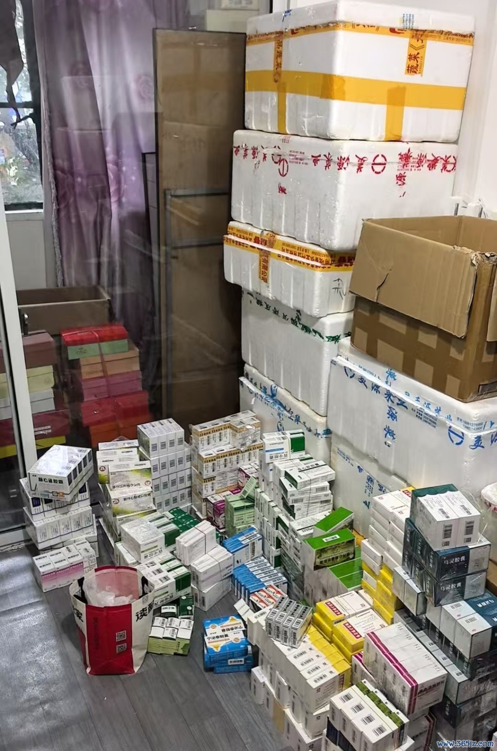 民警在滕某住处查获涉案大量药品。上海市公安局 供图