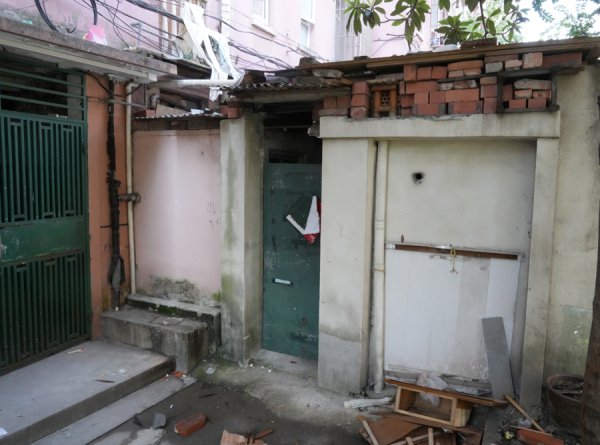 夏日热线 | 居民楼外搭出坐法建筑，气息难闻蚊蝇孳生，拆！